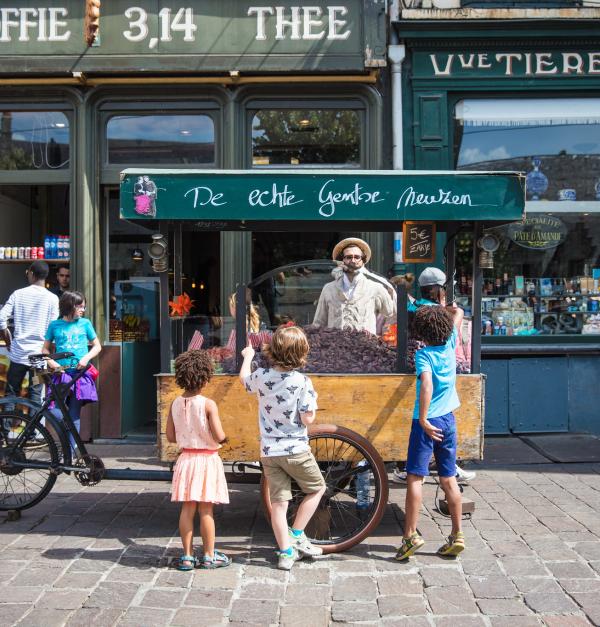 Kinderen bij Neuzenkraam in Gent